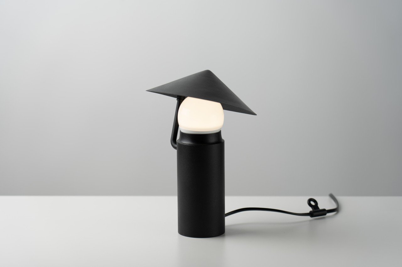 lampe noir en forme de personnage avec un parapluie