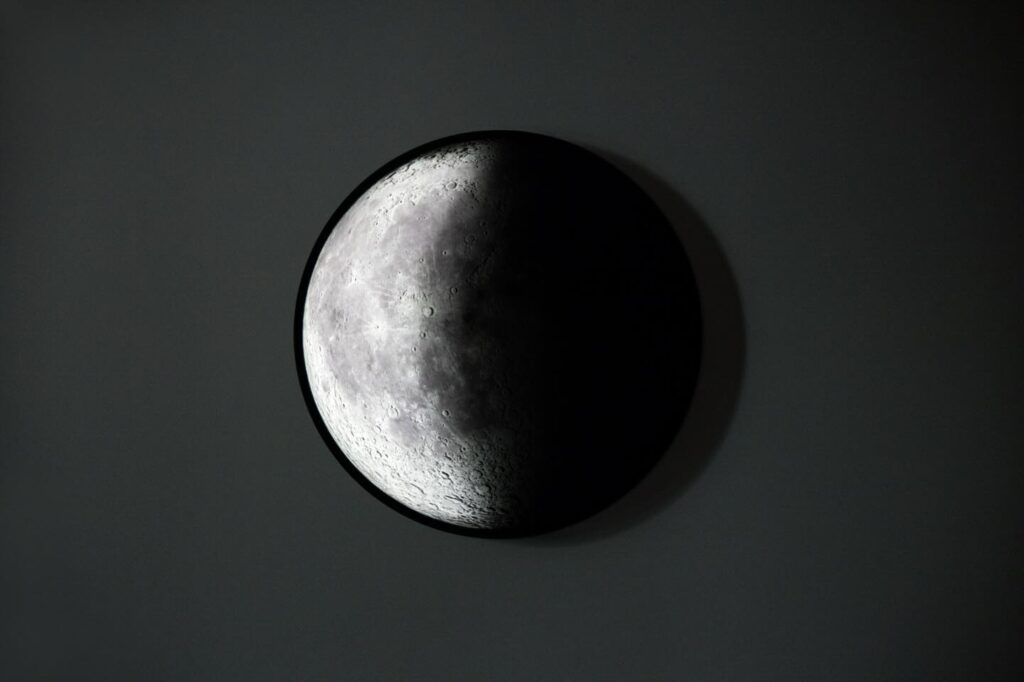 lampe design phase qui reproduit la lumière de la lune en temps reel