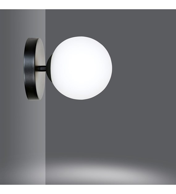 Applique design HALLDOR K1 acier noir, globe opale, lumière douce HALLDOR K1 NOIR