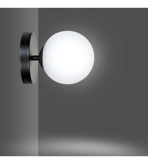 Applique design HALLDOR K1 acier noir, globe opale, lumière douce HALLDOR K1 NOIR