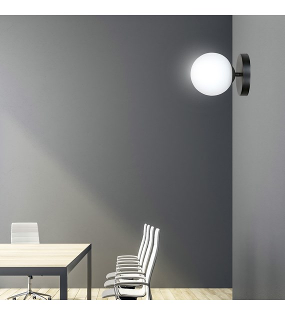 Applique design HALLDOR K1 acier noir, globe opale, lumière douce HALLDOR K1 NOIR