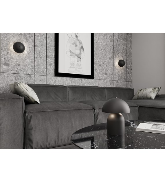 Applique murale MUSH K2 BL noire mate, silhouette champignon, ambiance Le titre du produit "MUSH K2 BL" reste inchangé en français car il semble être un nom de marque ou de modèle spécifique